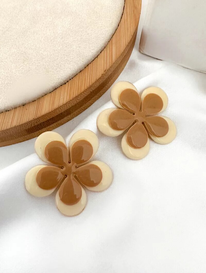 brinco folheado a ouro 18k flor sobreposta resinada