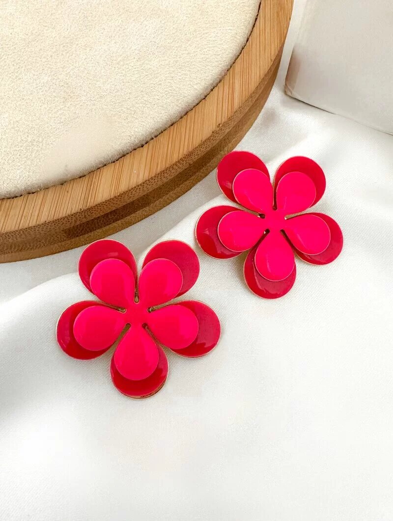 brinco folheado a ouro 18k flor sobreposta resinada