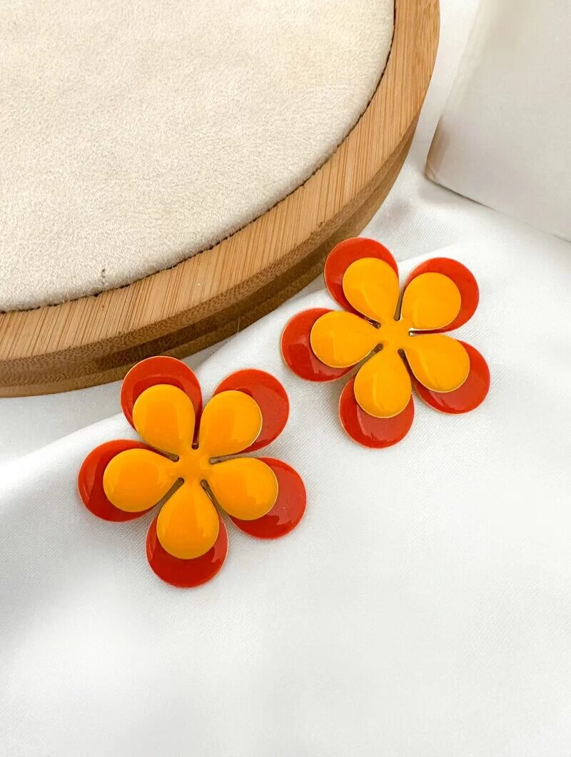 brinco folheado a ouro 18k flor sobreposta resinada