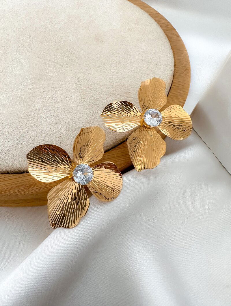 Brinco Folheado a Ouro 18K Flor Texturizada com Pedra de Zirconias