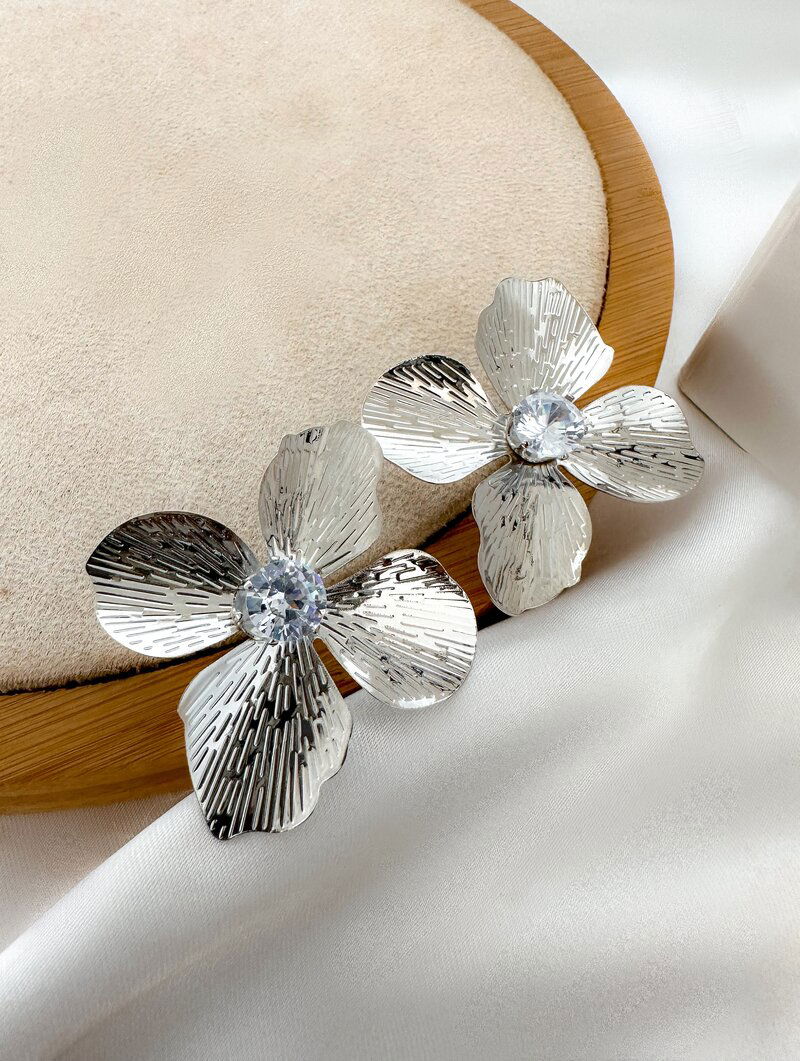 Brinco Folheado a Ouro 18K Flor Texturizada com Pedra de Zirconias