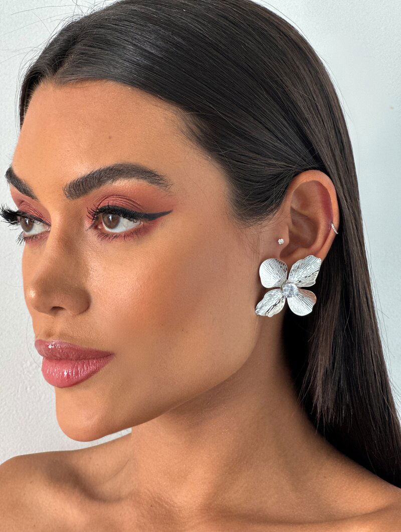 Brinco Folheado a Ouro 18K Flor Texturizada com Pedra de Zirconias