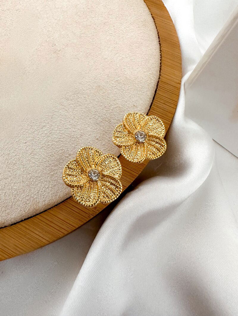 Brinco Folheado a Ouro 18k Flor Texturizada com Zircônia