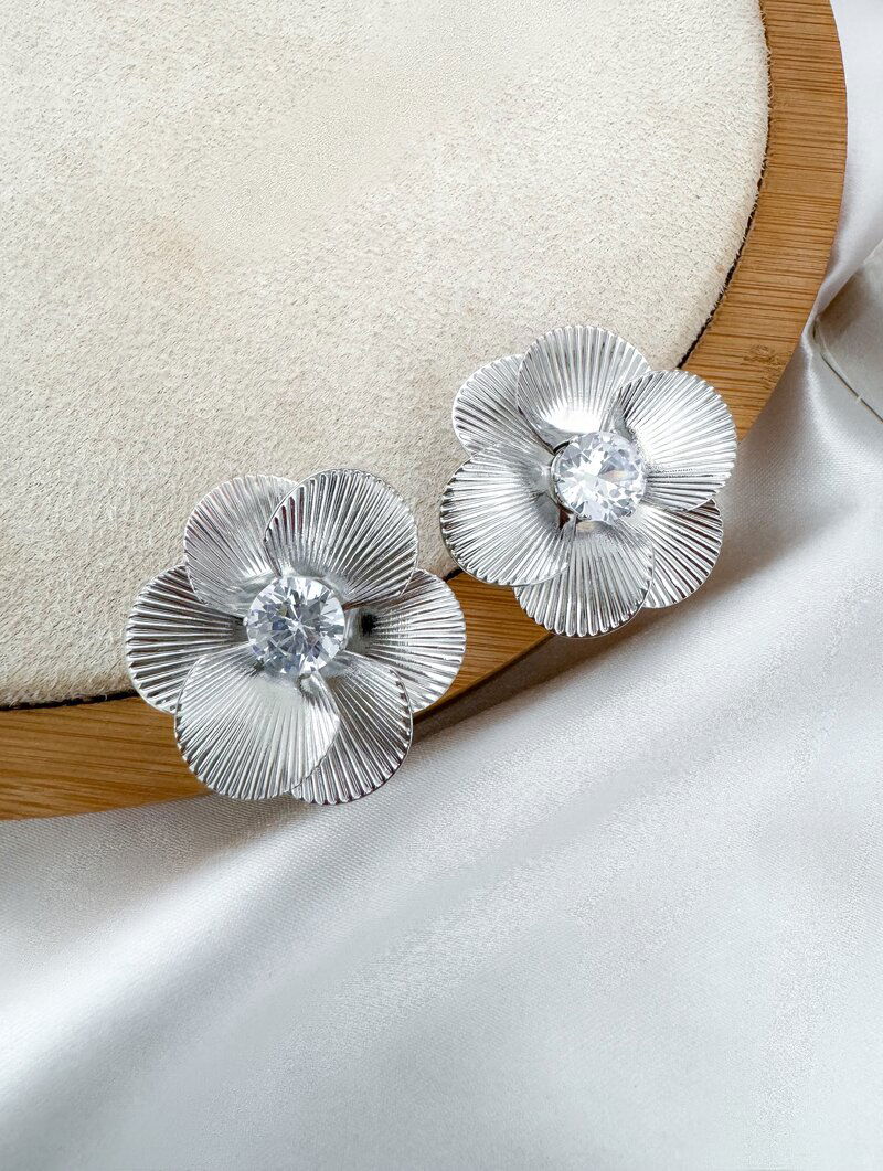 Brinco Folheado a Ouro 18k Flor Texturizada com Zircônia