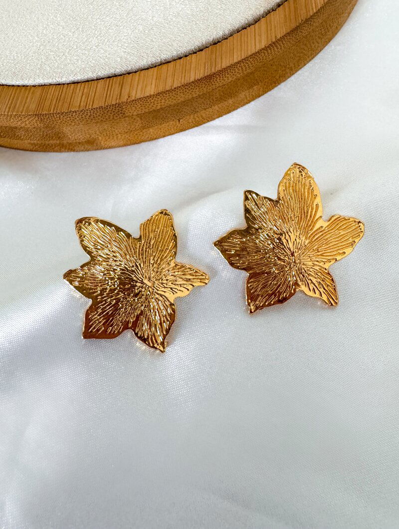 Brinco Folheado a Ouro 18k Flor Texturizada Seis Pétalas