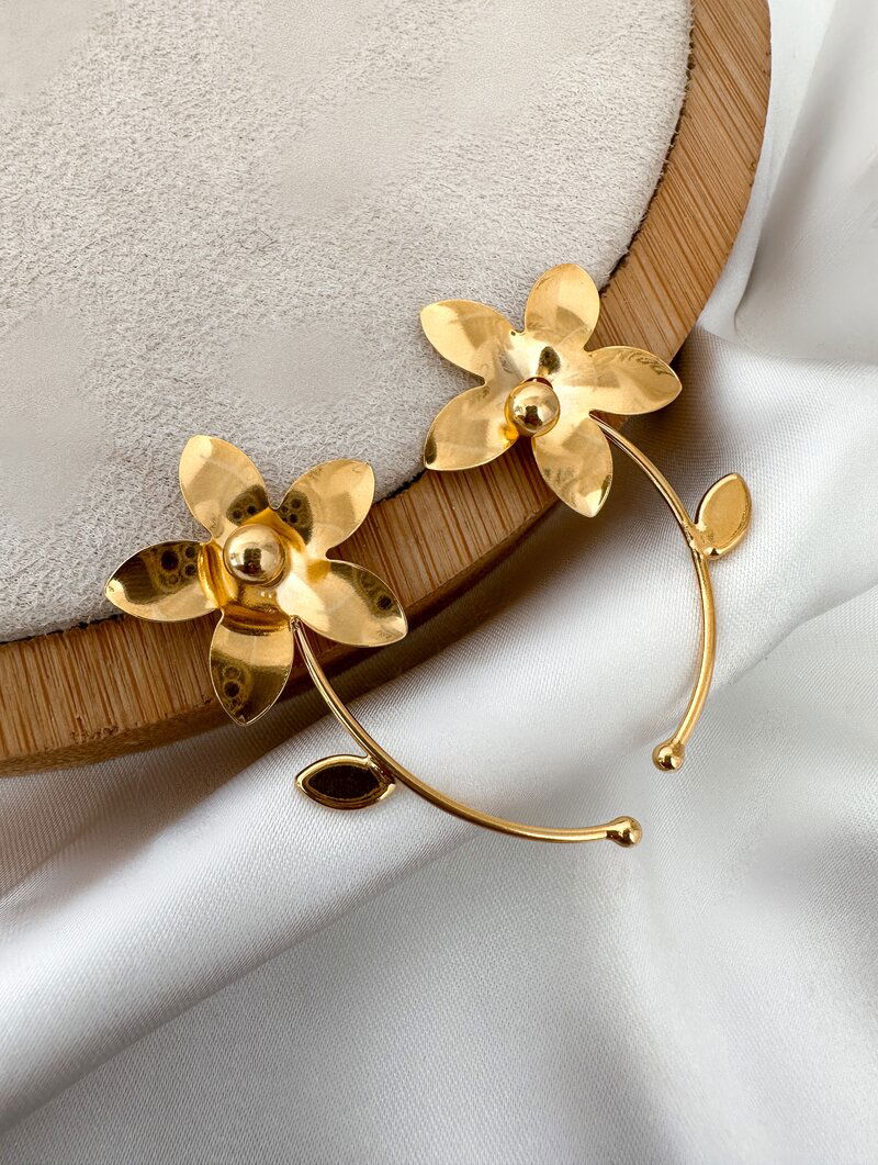 Brinco Folheado a Ouro 18k e Prata 925 Flor Trabalhada