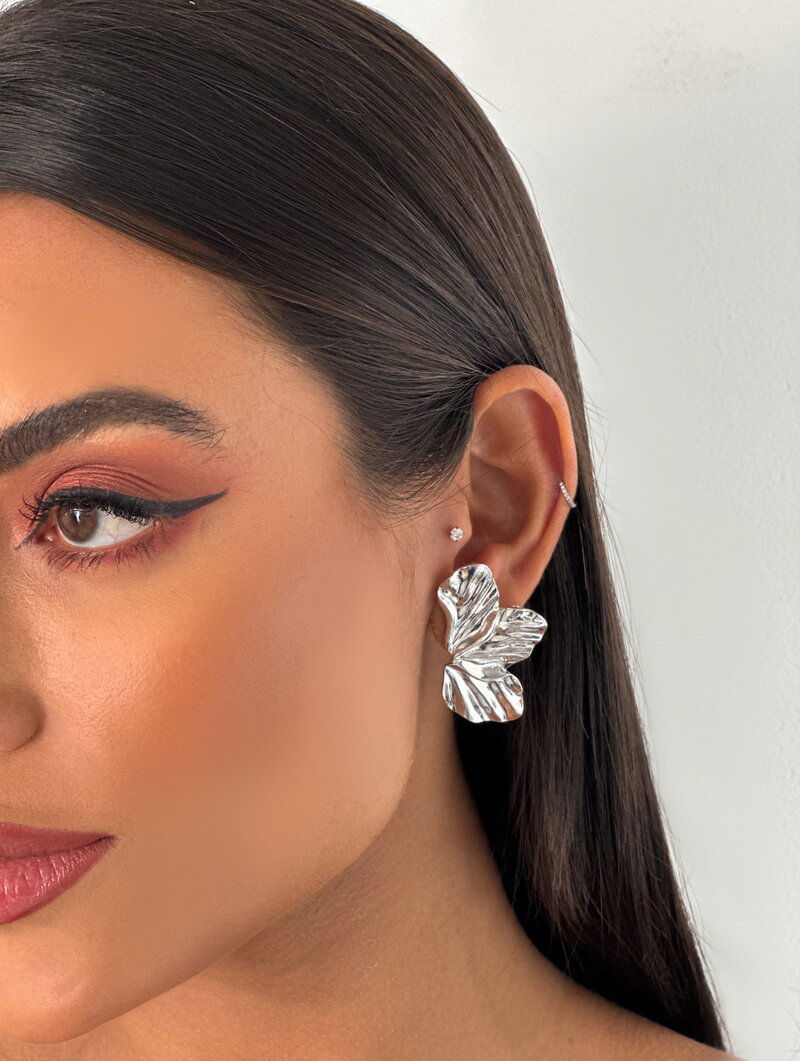 Brinco Folheado a Ouro 18K Flor Tres Petalas Marteladas