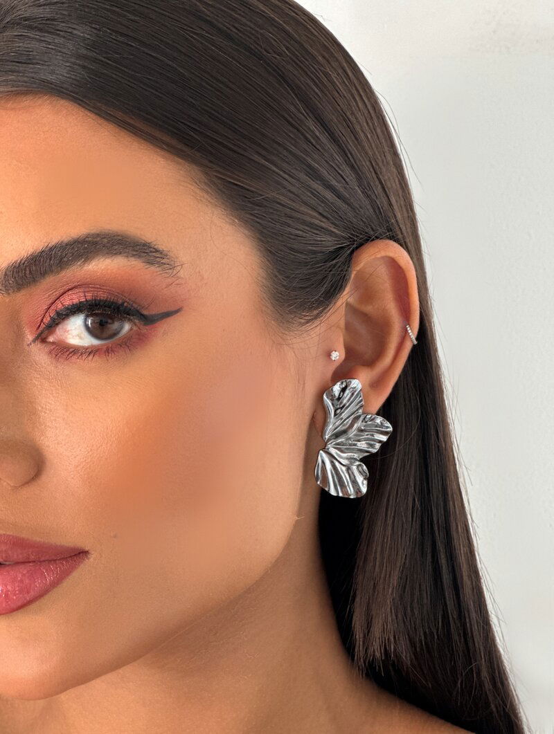 Brinco Folheado a Ouro 18K Flor Tres Petalas Marteladas