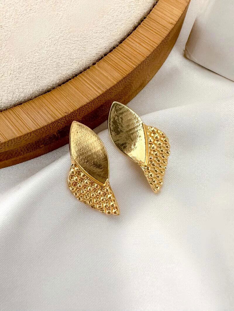Brinco Folheado a Ouro 18k Folhas com Ponteira Lisa