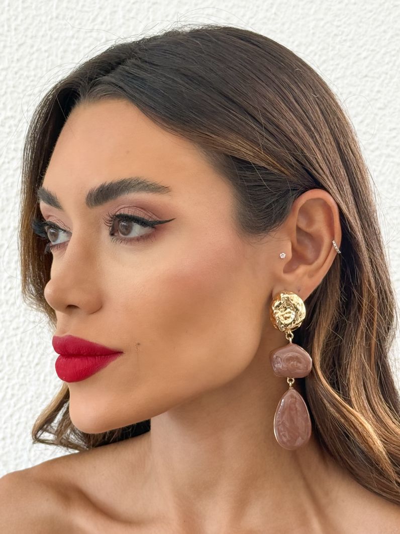 Brinco Folheado a Ouro 18k Formas Resinadas e Ponteira Martelada