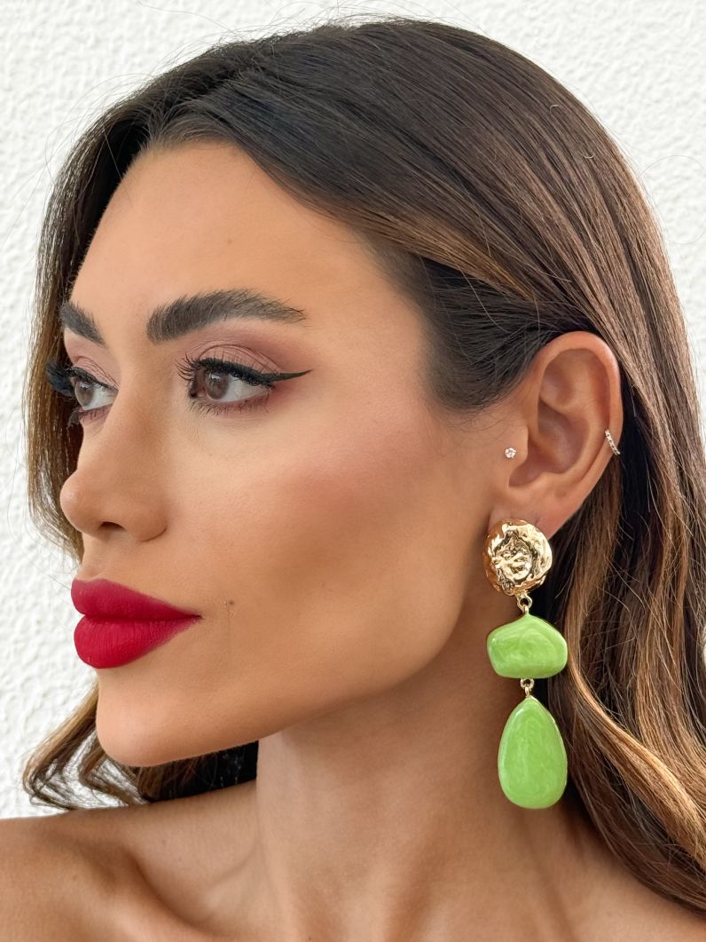 Brinco Folheado a Ouro 18k Formas Resinadas e Ponteira Martelada