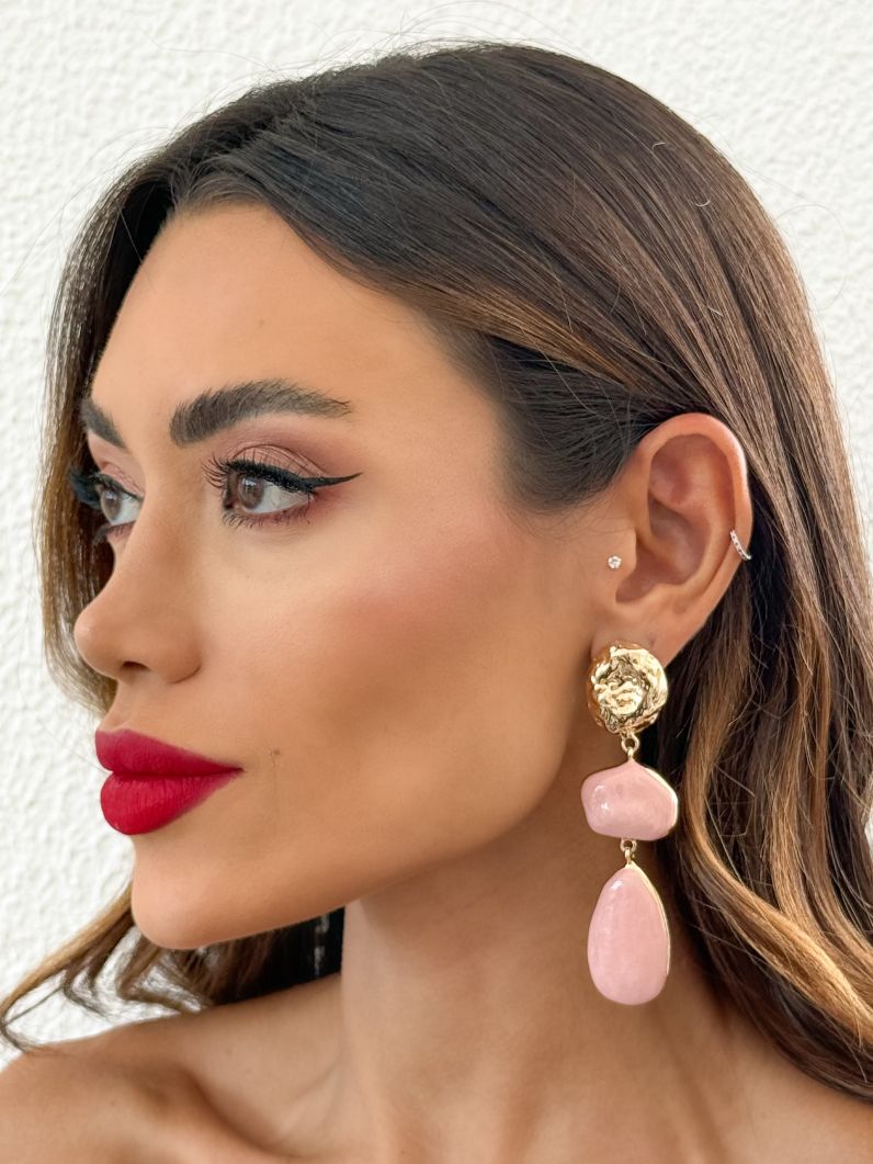 Brinco Folheado a Ouro 18k Formas Resinadas e Ponteira Martelada