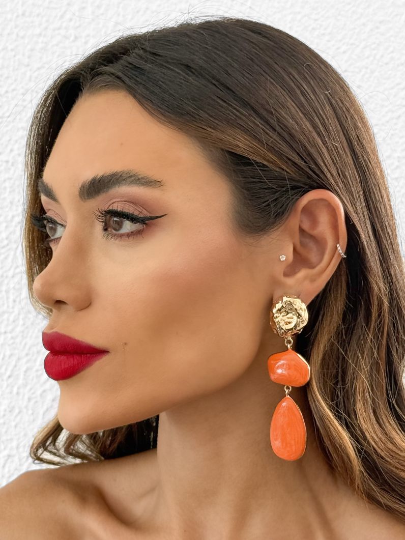 Brinco Folheado a Ouro 18k Formas Resinadas e Ponteira Martelada