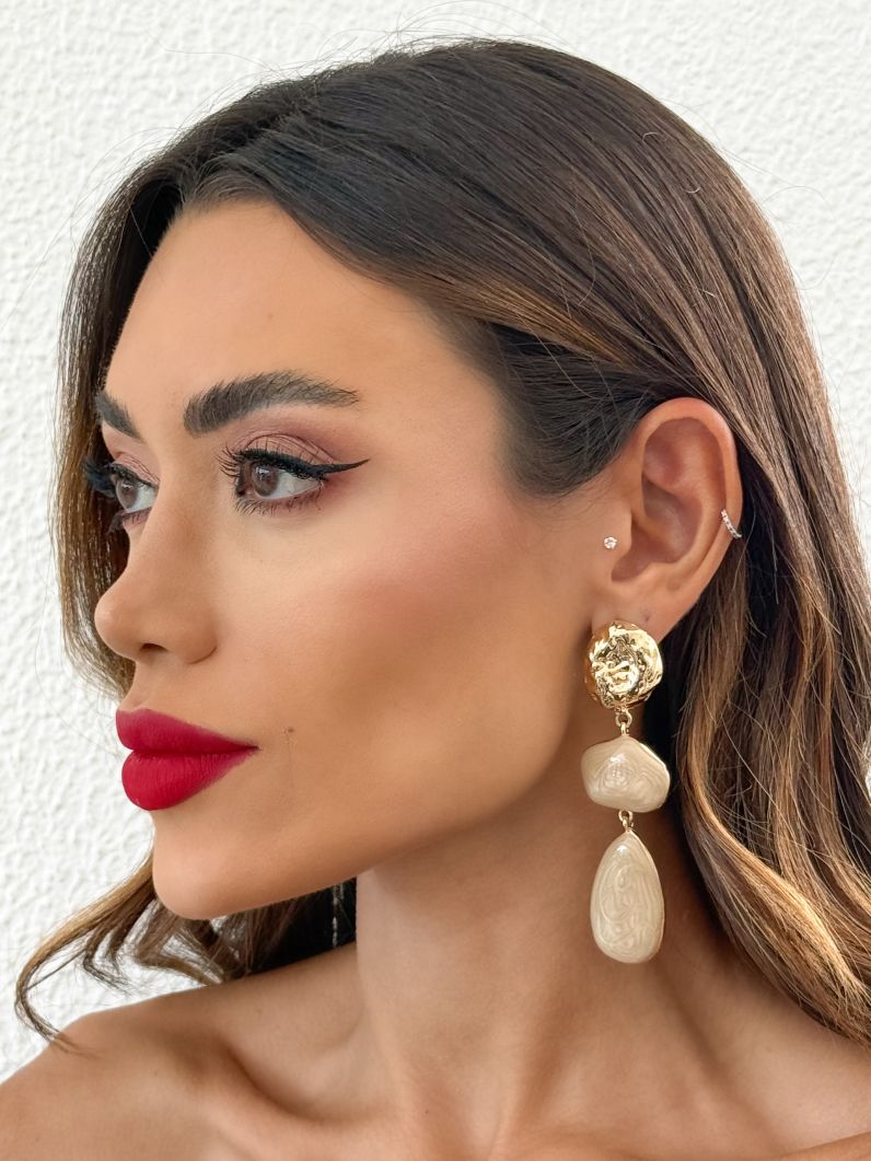 Brinco Folheado a Ouro 18k Formas Resinadas e Ponteira Martelada