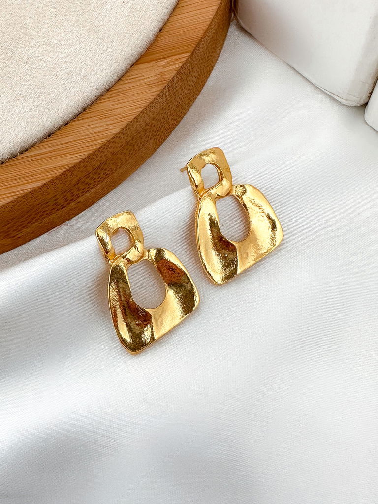 brinco folheado a ouro 18k formato geométrico