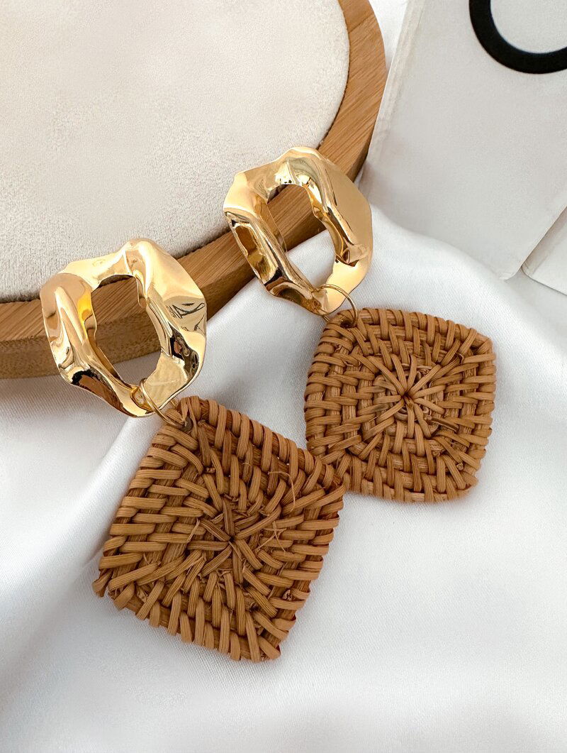 Brinco Folheado a Ouro 18k Formato Geométrico em Palha com Ponteira Martelada