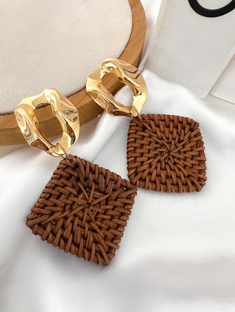 Brinco Folheado a Ouro 18k Formato Geométrico em Palha com Ponteira Martelada