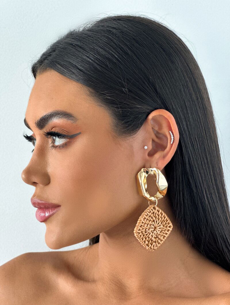Brinco Folheado a Ouro 18k Formato Geométrico em Palha com Ponteira Martelada