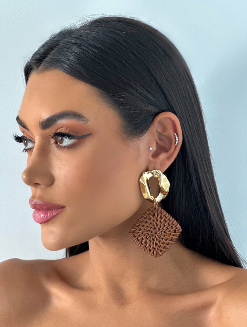 Brinco Folheado a Ouro 18k Formato Geométrico em Palha com Ponteira Martelada