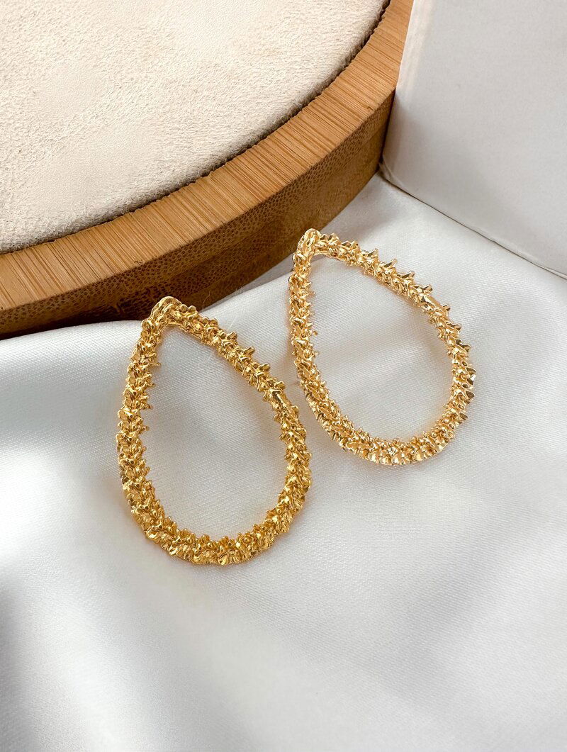 Brinco Folheado a Ouro 18k Gota com Borda Floral