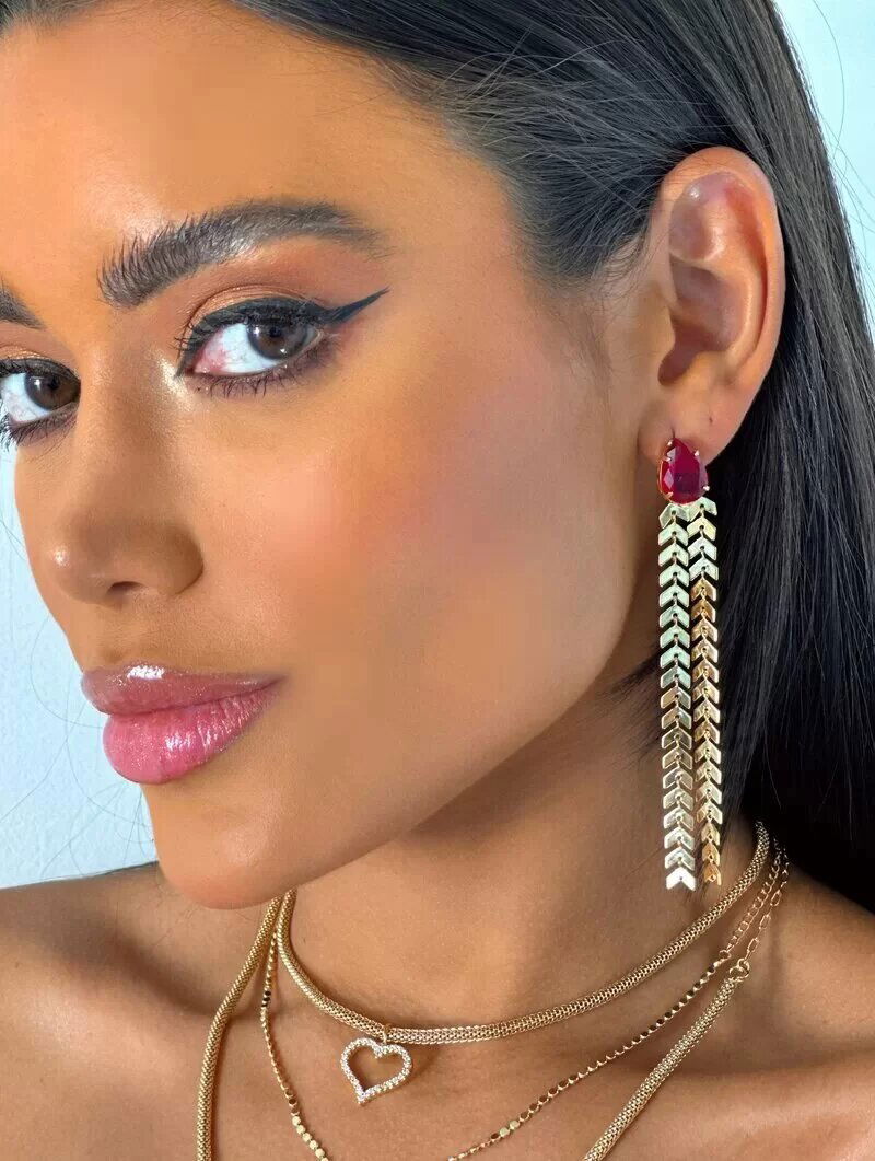 Brinco Folheado a Ouro 18k Gota de Zircônia com Franja de Escamas