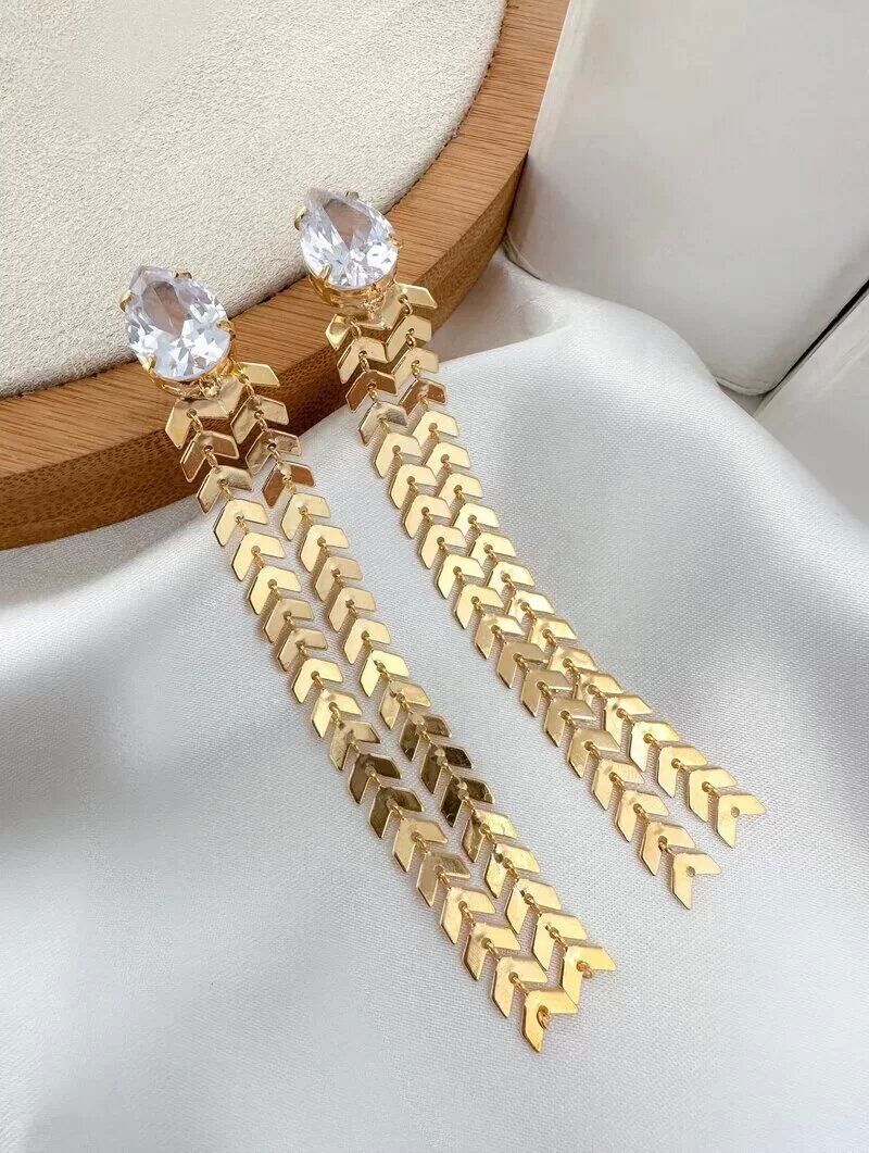 Brinco Folheado a Ouro 18k Gota de Zircônia com Franja de Escamas