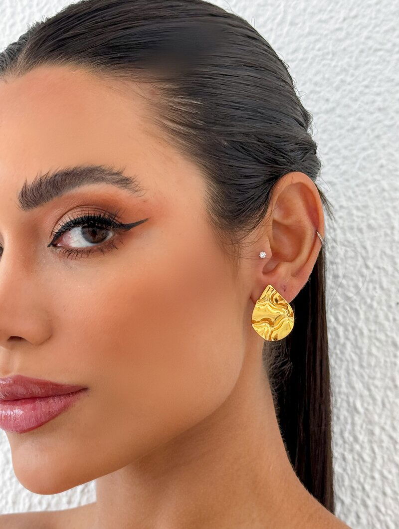 Brinco Folheado a Ouro 18k Gota Martelada