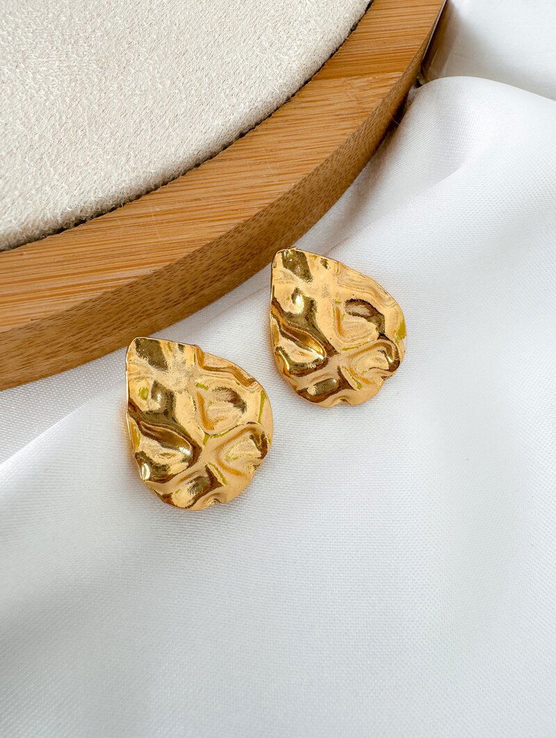 Brinco Folheado a Ouro 18k Gota Martelada