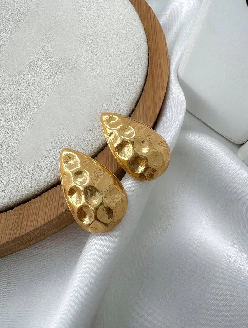 Brinco Folheado a Ouro 18k Gota Martelada