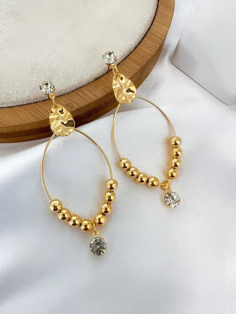 Brinco Folheado a Ouro 18K Gota Martelada com Argola Oval e Esferas