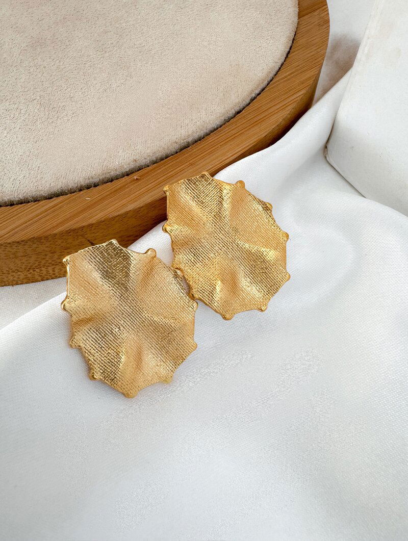 Brinco Folheado a Ouro 18k Gota Martelada Escovada