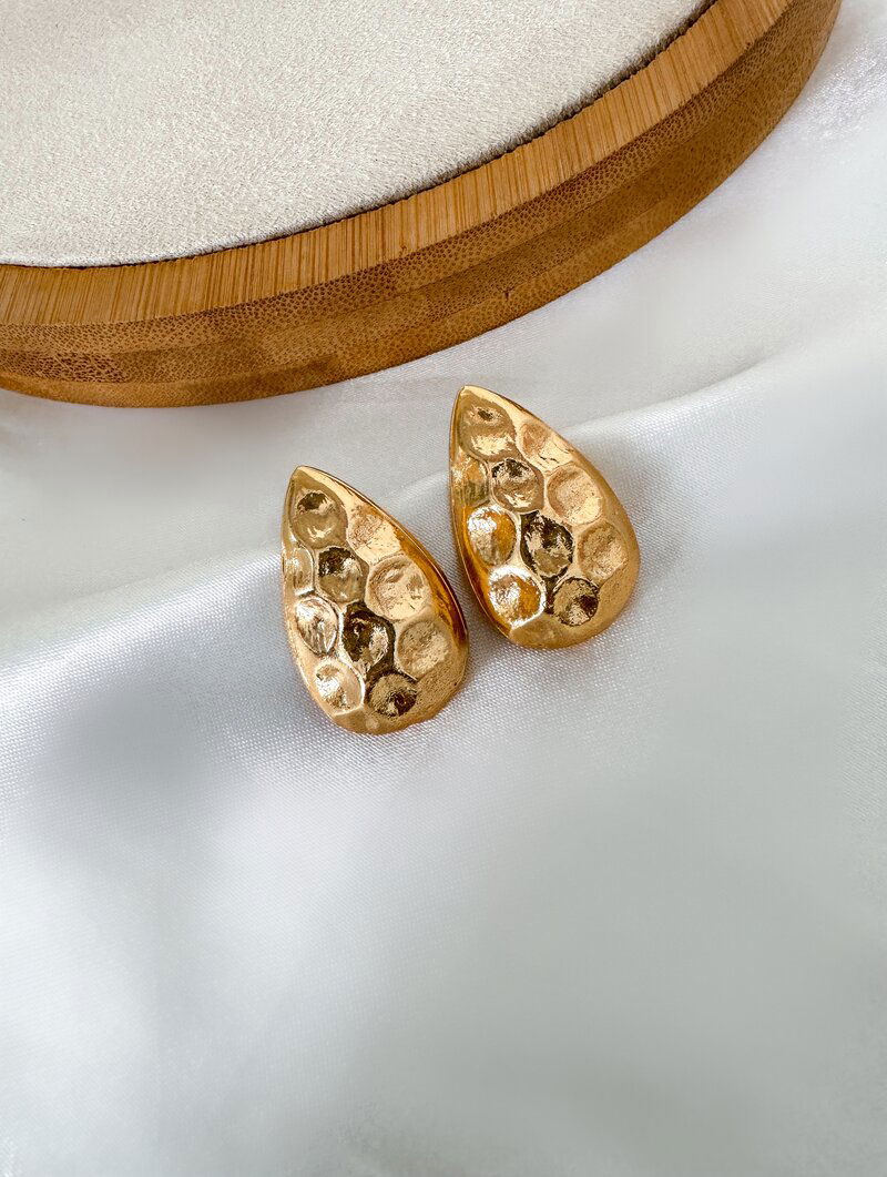 Brinco Folheado a Ouro 18k Gota Martelado