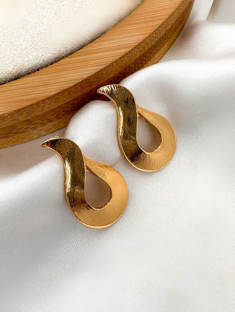 Brinco Folheado a Ouro 18K Gota Moderna