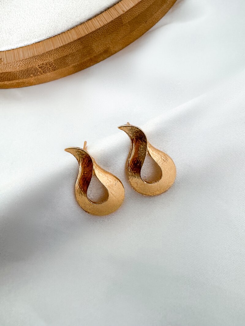 Brinco Folheado a Ouro 18k Gota Vazada