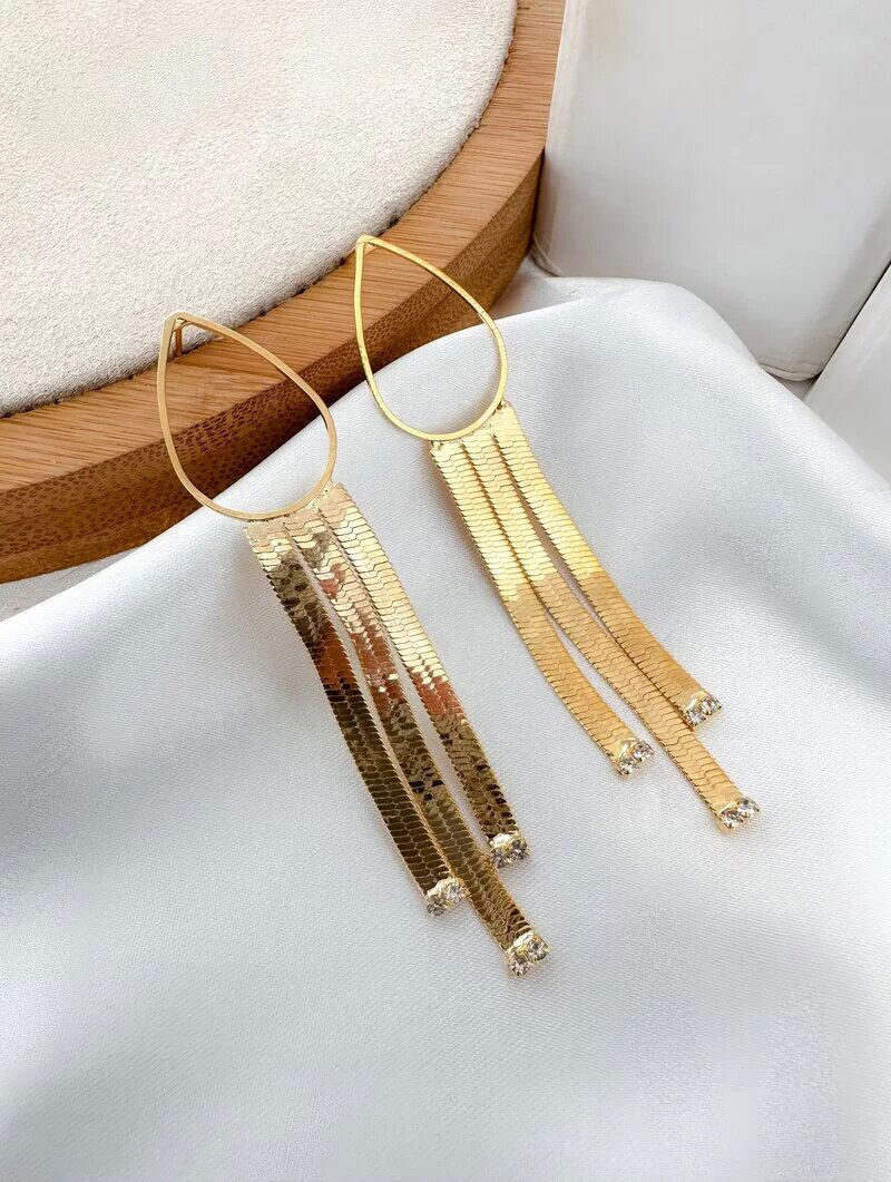 Brinco Folheado a Ouro 18k Gota Vazada com Fitas Laminadas