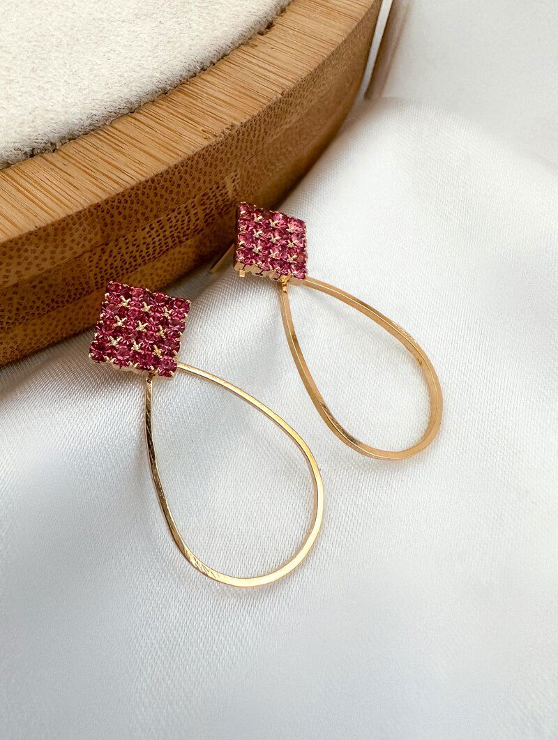 Brinco Folheado a Ouro 18k Gota Vazada com Ponteira Cravejada