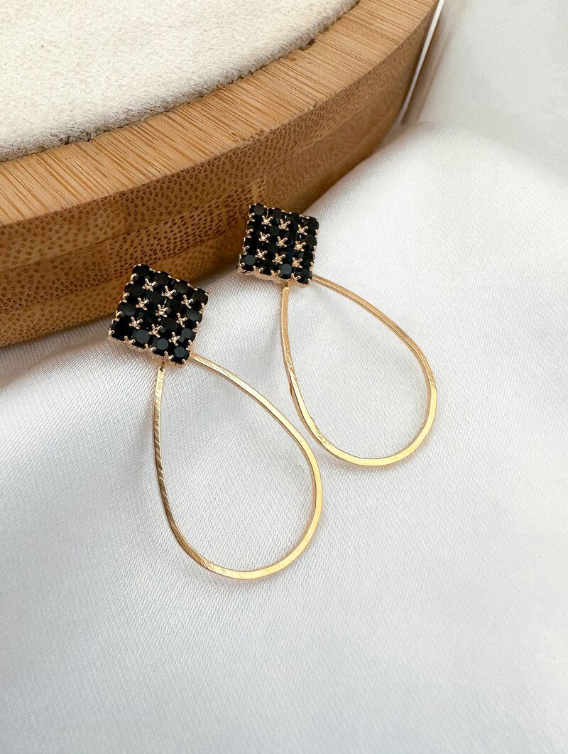 Brinco Folheado a Ouro 18k Gota Vazada com Ponteira Cravejada