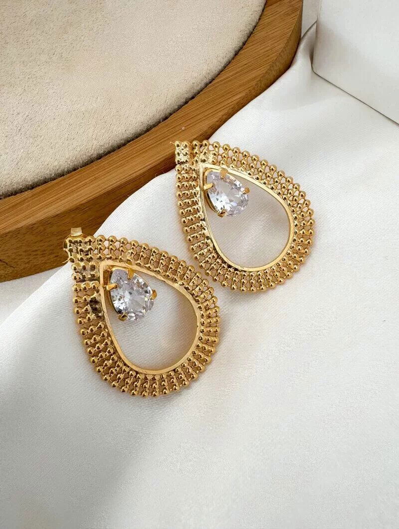 Brinco Folheado a Ouro 18k Gota Vazada com Zircônia