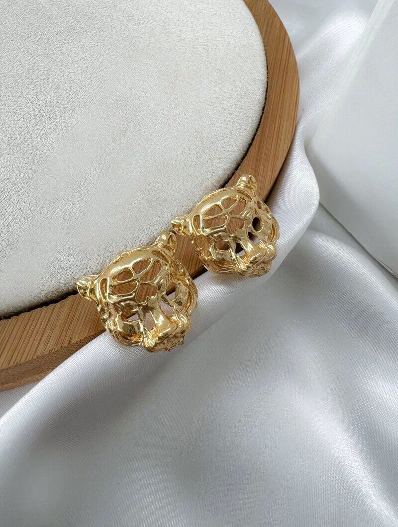 Brinco Folheado a Ouro 18k Leopardo com Detalhes Vazados