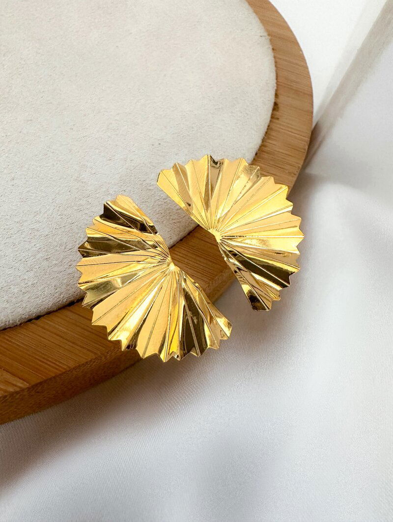 Brinco Folheado a Ouro 18k Leque Martelado