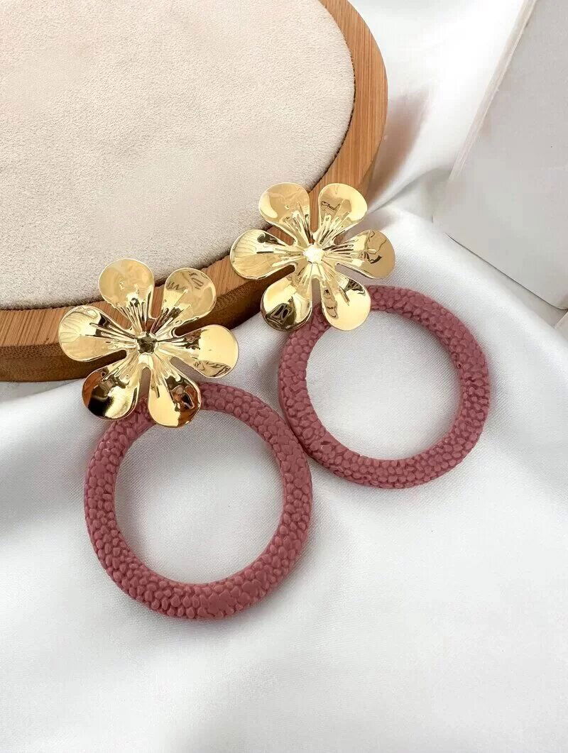 Brinco Folheado a Ouro 18k margarida com Argola Texturizada