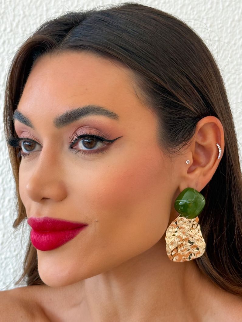 Brinco Folheado a Ouro 18k Martelado Maxi Com Ponteira Resinado Colorido