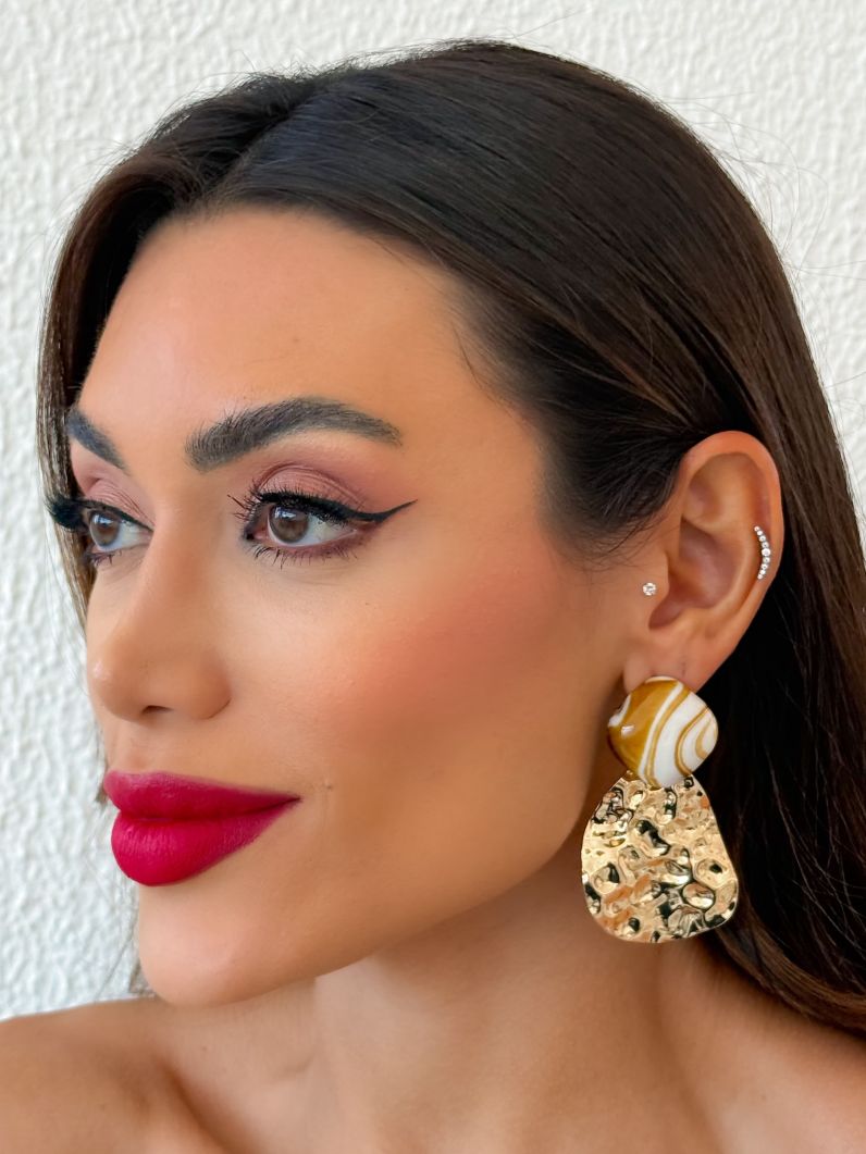 Brinco Folheado a Ouro 18k Martelado Maxi Com Ponteira Resinado Colorido