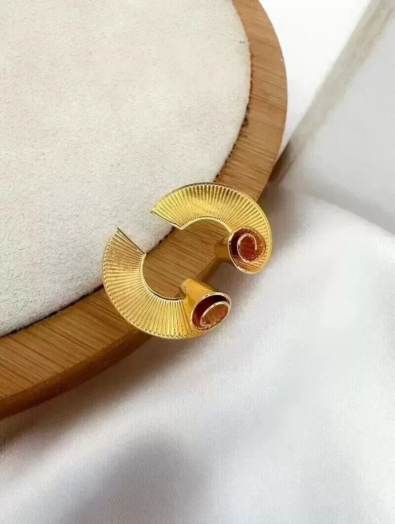 Brinco Folheado a Ouro 18k Meia Argola com Detalhe Espiral