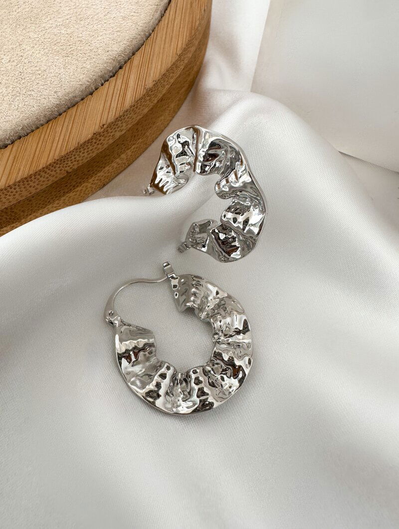 Brinco Folheado a Ouro 18k Meia Argola Martelada Ondulada