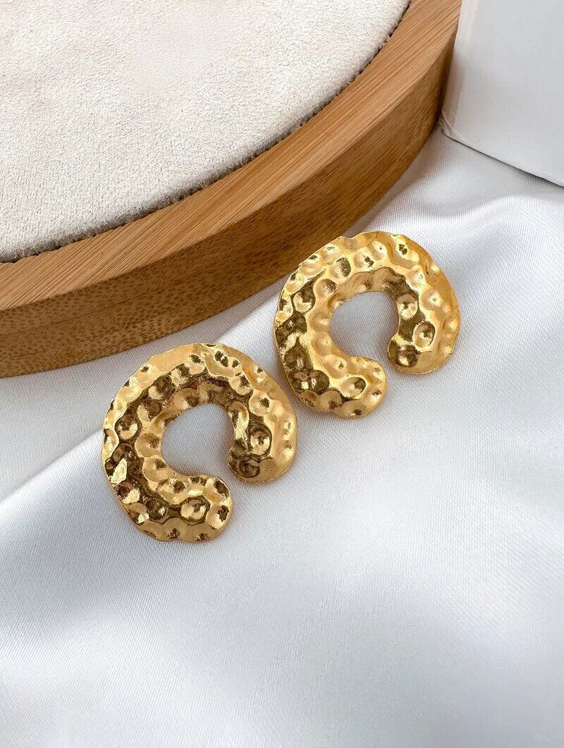 Brinco Folheado a Ouro 18k Meia Lua Martelado