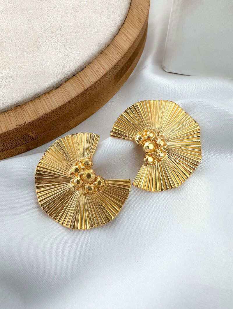 Brinco Folheado a Ouro 18k Meia Lua Martelado Trabalhado