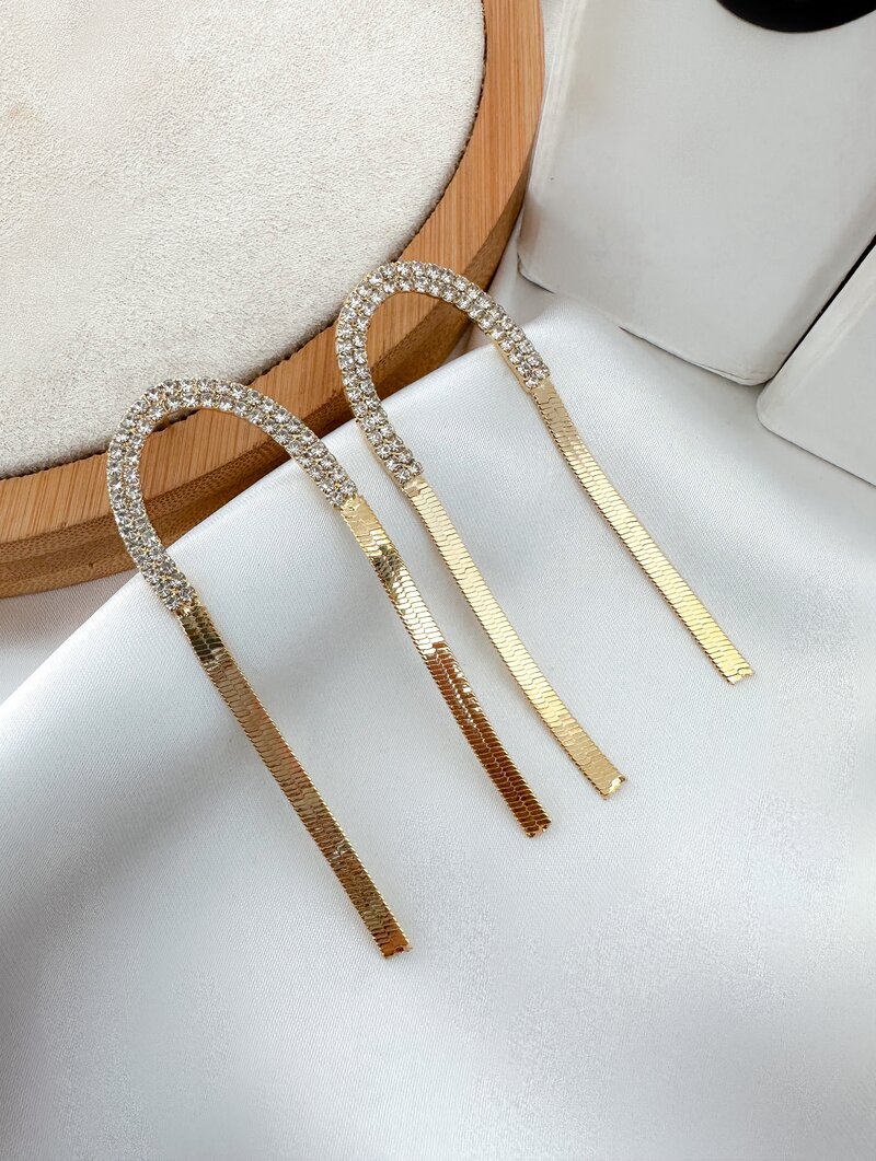 Brinco Folheado a Ouro 18k Micro Zircônias com Fita Laminada