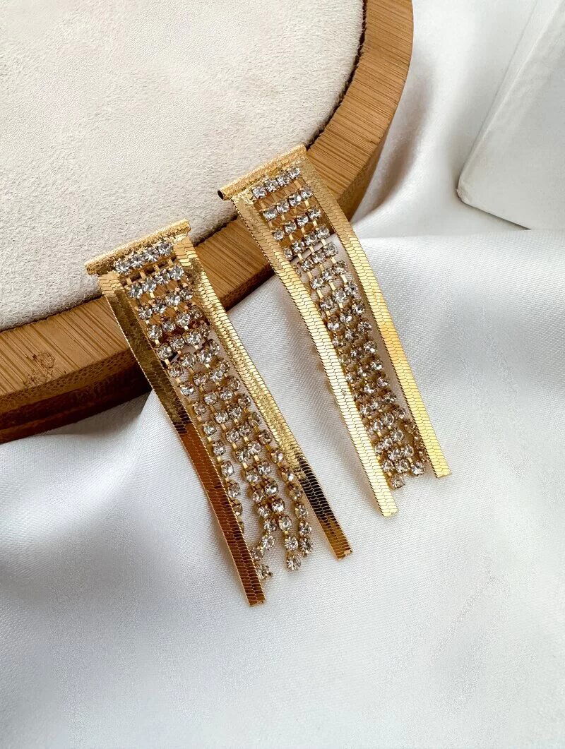 Brinco Folheado a Ouro 18k Micro Zircônias com Fita Laminada