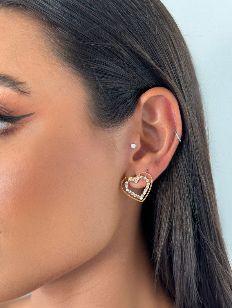 Brinco Folheado a Ouro 18k Minimalista Coração Duplo Cravejado